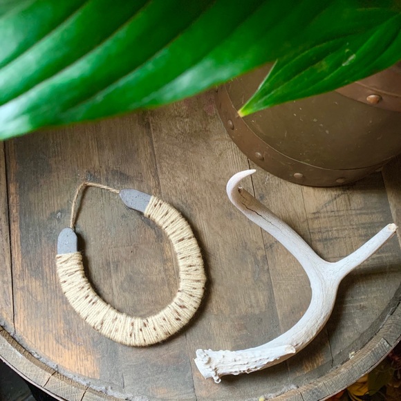 Off-White Blanket Yarn Horseshoe Wall Decor - Picture 2 of 4